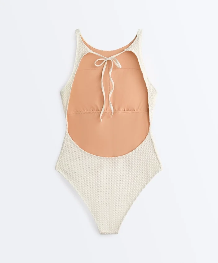 Bañador halter de croché con textura de burbujas Bañador halter de croché con textura de burbujas