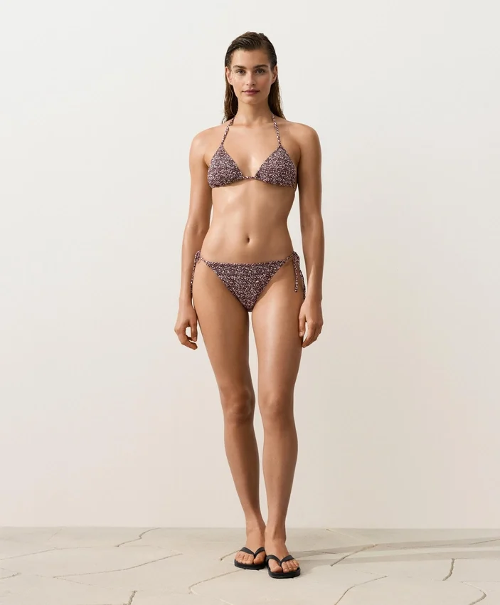 Bikini triangular con fruncidos Bikini triangular con fruncidos