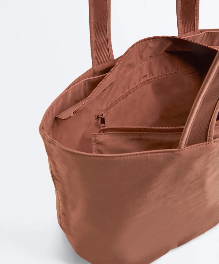 Bolso tipo shopper blando con cremallera Bolso tipo shopper blando con cremallera