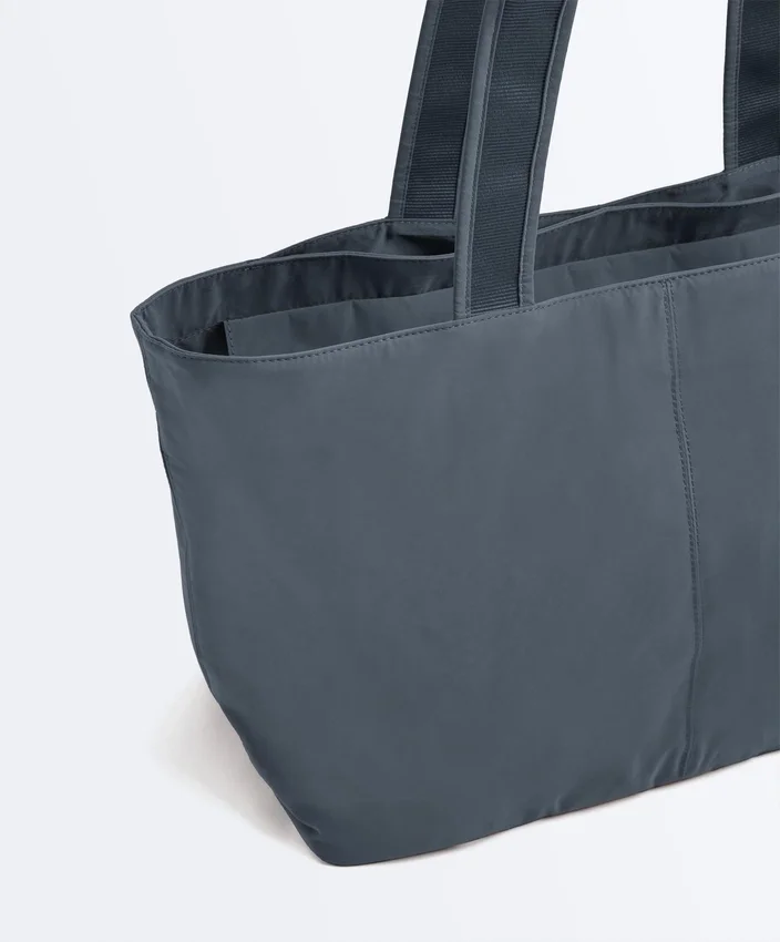 Bolso tipo shopper blando con cremallera Bolso tipo shopper blando con cremallera
