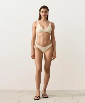 Braguitas de bikini brasileñas con corte en U y tejido arrugado