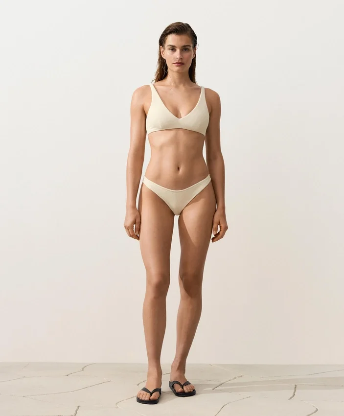 Braguitas de bikini brasileñas con corte en U y tejido arrugado Braguitas de bikini brasileñas con corte en U y tejido arrugado