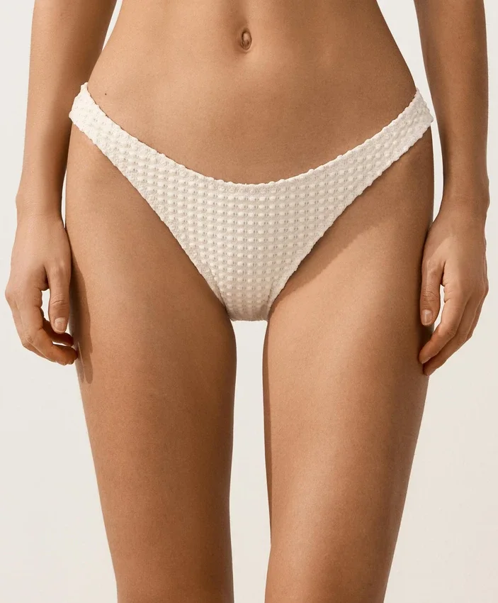 Braguitas de bikini de cobertura media con corte en U y tejido de ganchillo con textura de burbujas Braguitas de bikini de cobertura media con corte en U y tejido de ganchillo con textura de burbujas