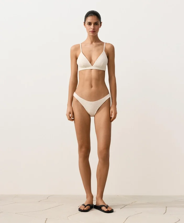 Braguitas de bikini de cobertura media con corte en U y tejido de ganchillo con textura de burbujas Braguitas de bikini de cobertura media con corte en U y tejido de ganchillo con textura de burbujas