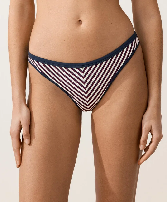 Braguitas de bikinis clásicas con rayas texturizadas Braguitas de bikinis clásicas con rayas texturizadas