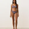 Partes de arriba de bikini halter con textura a rayas Partes de arriba de bikini halter con textura a rayas