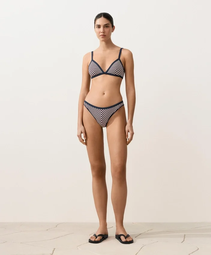 Braguitas de bikinis clásicas con rayas texturizadas Braguitas de bikinis clásicas con rayas texturizadas