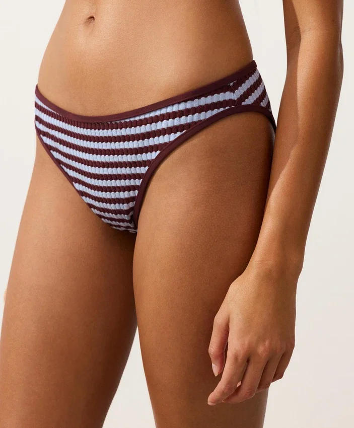 Braguitas de bikinis clásicas con rayas texturizadas Braguitas de bikinis clásicas con rayas texturizadas