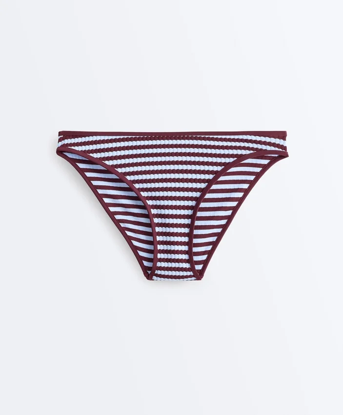 Braguitas de bikinis clásicas con rayas texturizadas Braguitas de bikinis clásicas con rayas texturizadas