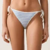 Braguitas de bikinis de cobertura media con rayas texturizadas y lazos Braguitas de bikinis de cobertura media con rayas texturizadas y lazos