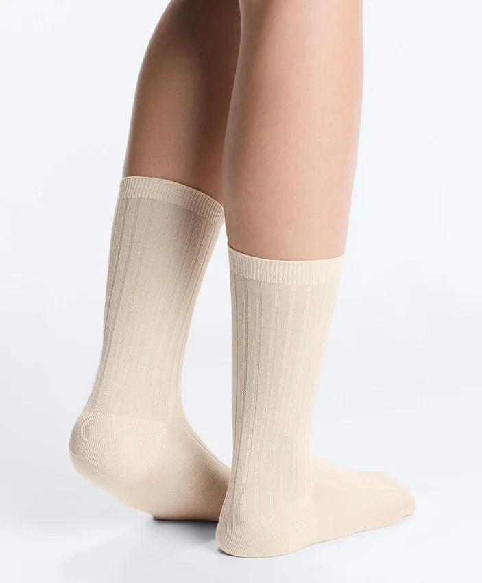 Calcetines clásicos de mezcla de seda con diseño acanalado Calcetines clásicos de mezcla de seda con diseño acanalado