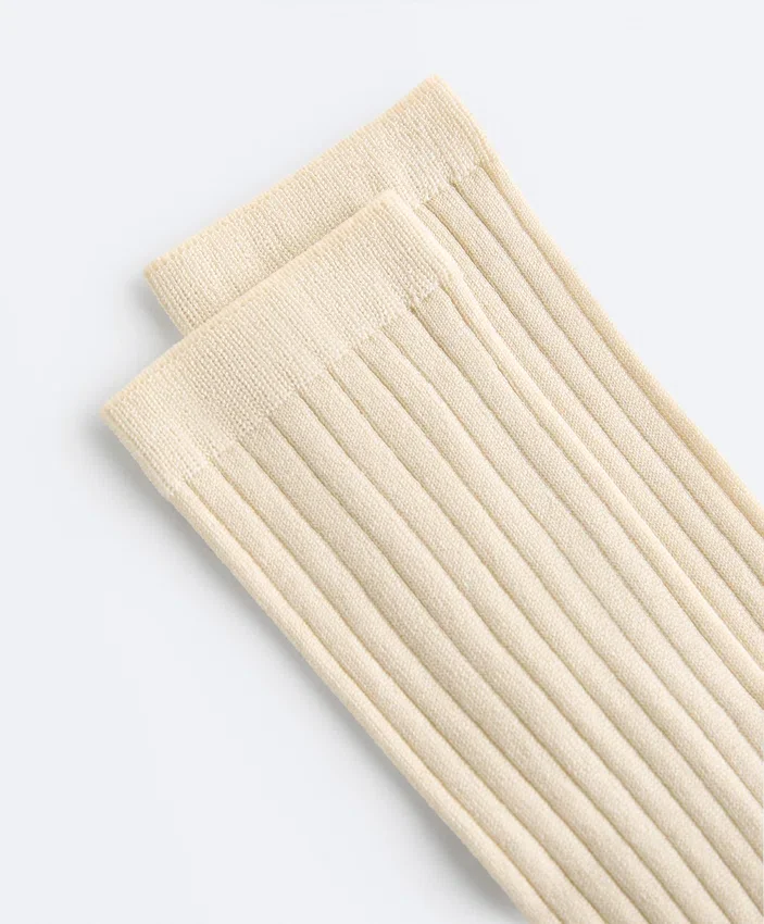 Calcetines clásicos de mezcla de seda con diseño acanalado Calcetines clásicos de mezcla de seda con diseño acanalado