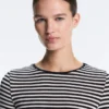 Camiseta ajustada de manga larga a rayas Camiseta ajustada de manga larga a rayas