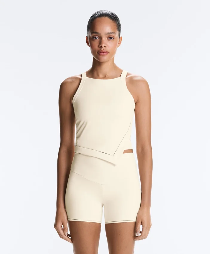 Camiseta de tirantes con cuello halter de Comfortlux y dobladillo con puntada de festón Camiseta de tirantes con cuello halter de Comfortlux y dobladillo con puntada de festón