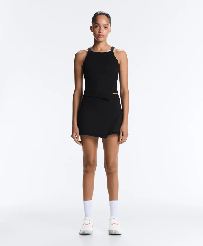 Camiseta de tirantes con cuello halter de Comfortlux y dobladillo con puntada de festón Camiseta de tirantes con cuello halter de Comfortlux y dobladillo con puntada de festón