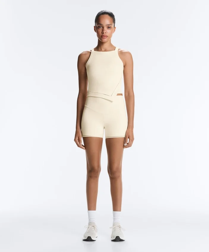 Camiseta de tirantes con cuello halter de Comfortlux y dobladillo con puntada de festón Camiseta de tirantes con cuello halter de Comfortlux y dobladillo con puntada de festón
