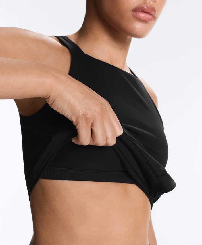 Camiseta de tirantes con cuello halter de Comfortlux y dobladillo con puntada de festón Camiseta de tirantes con cuello halter de Comfortlux y dobladillo con puntada de festón