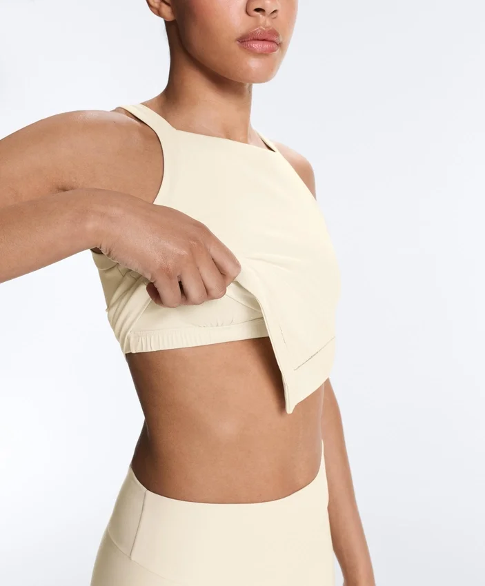 Camiseta de tirantes con cuello halter de Comfortlux y dobladillo con puntada de festón Camiseta de tirantes con cuello halter de Comfortlux y dobladillo con puntada de festón