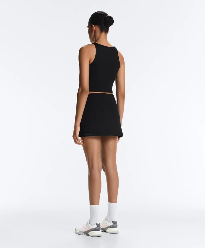 Camiseta de tirantes con cuello halter de Comfortlux y dobladillo con puntada de festón Camiseta de tirantes con cuello halter de Comfortlux y dobladillo con puntada de festón