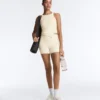 Camiseta de tirantes con cuello halter de Comfortlux y dobladillo con puntada de festón Camiseta de tirantes con cuello halter de Comfortlux y dobladillo con puntada de festón