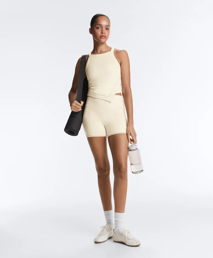 Camiseta de tirantes con cuello halter de Comfortlux y dobladillo con puntada de festón Camiseta de tirantes con cuello halter de Comfortlux y dobladillo con puntada de festón