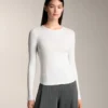 Camiseta entallada de manga larga con cuello redondo y tejido de canalé de algodón y modal Camiseta entallada de manga larga con cuello redondo y tejido de canalé de algodón y modal
