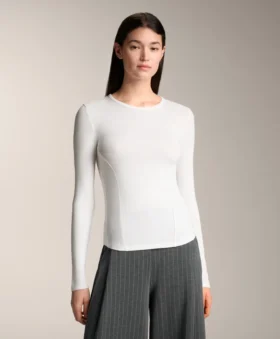 Camiseta entallada de manga larga con cuello redondo y tejido de canalé de algodón y modal