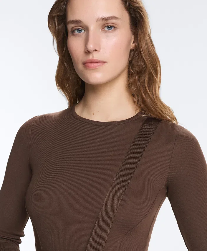 Camiseta entallada de manga larga con cuello redondo y tejido de canalé de algodón y modal Camiseta entallada de manga larga con cuello redondo y tejido de canalé de algodón y modal