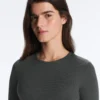 Camiseta entallada de manga larga con cuello redondo y tejido de canalé de algodón y modal Camiseta entallada de manga larga con cuello redondo y tejido de canalé de algodón y modal