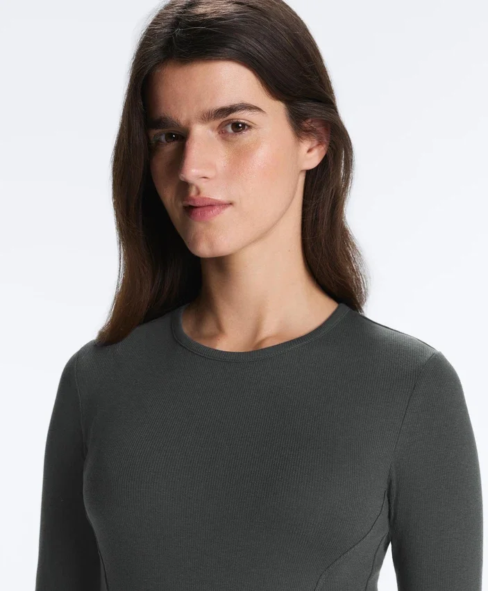 Camiseta entallada de manga larga con cuello redondo y tejido de canalé de algodón y modal Camiseta entallada de manga larga con cuello redondo y tejido de canalé de algodón y modal