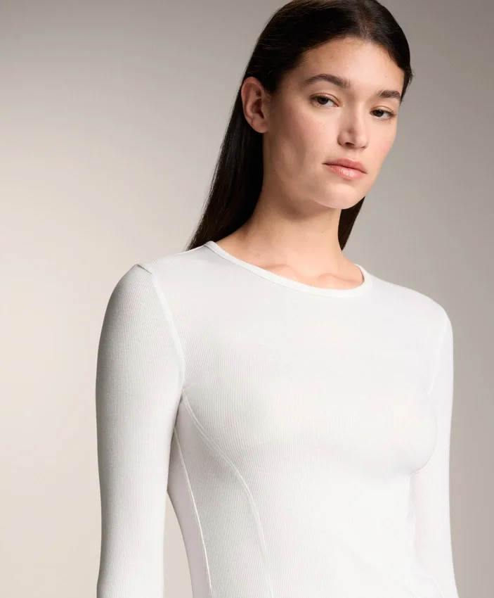 Camiseta entallada de manga larga con cuello redondo y tejido de canalé de algodón y modal Camiseta entallada de manga larga con cuello redondo y tejido de canalé de algodón y modal