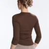 Camiseta entallada de manga larga con cuello redondo y tejido de canalé de algodón y modal Camiseta entallada de manga larga con cuello redondo y tejido de canalé de algodón y modal