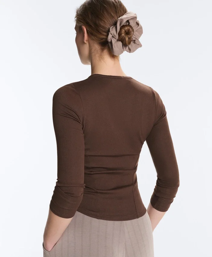 Camiseta entallada de manga larga con cuello redondo y tejido de canalé de algodón y modal Camiseta entallada de manga larga con cuello redondo y tejido de canalé de algodón y modal