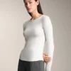 Camiseta entallada de manga larga con cuello redondo y tejido de canalé de algodón y modal Camiseta entallada de manga larga con cuello redondo y tejido de canalé de algodón y modal