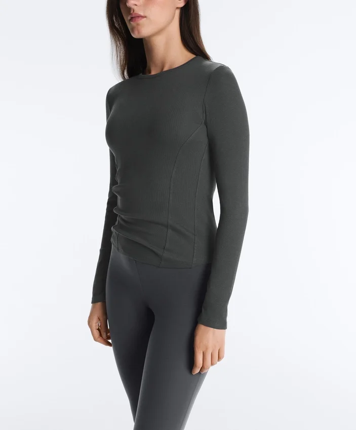 Camiseta entallada de manga larga con cuello redondo y tejido de canalé de algodón y modal Camiseta entallada de manga larga con cuello redondo y tejido de canalé de algodón y modal