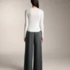 Camiseta entallada de manga larga con cuello redondo y tejido de canalé de algodón y modal Camiseta entallada de manga larga con cuello redondo y tejido de canalé de algodón y modal