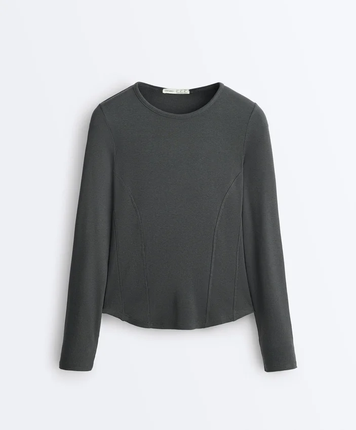 Camiseta entallada de manga larga con cuello redondo y tejido de canalé de algodón y modal Camiseta entallada de manga larga con cuello redondo y tejido de canalé de algodón y modal