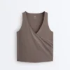Camiseta sin mangas Comfortlux con escote cruzado Camiseta sin mangas Comfortlux con escote cruzado