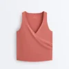 Camiseta sin mangas Comfortlux con escote cruzado Camiseta sin mangas Comfortlux con escote cruzado