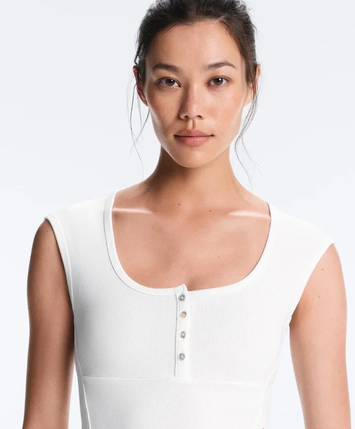 Camiseta sin mangas de punto elástico con botones de algodón y modal Camiseta sin mangas de punto elástico con botones de algodón y modal