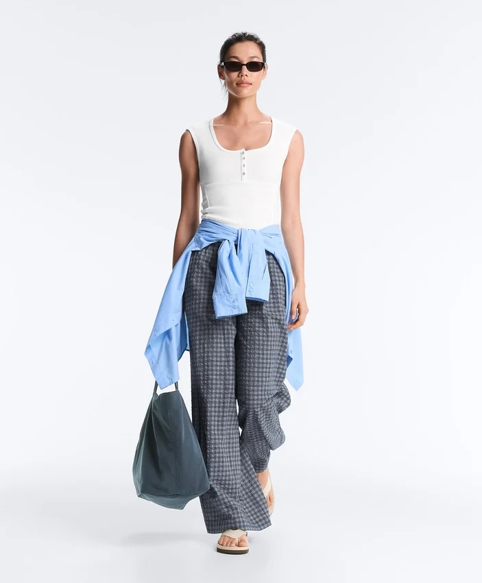 Camiseta sin mangas de punto elástico con botones de algodón y modal Camiseta sin mangas de punto elástico con botones de algodón y modal