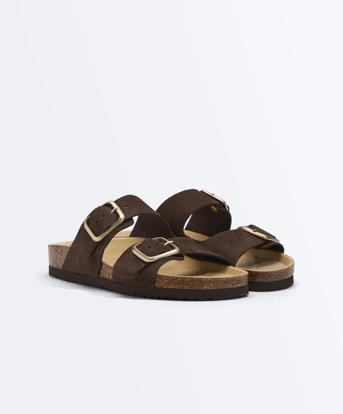 Chanclas de piel serraje con hebilla Chanclas de piel serraje con hebilla
