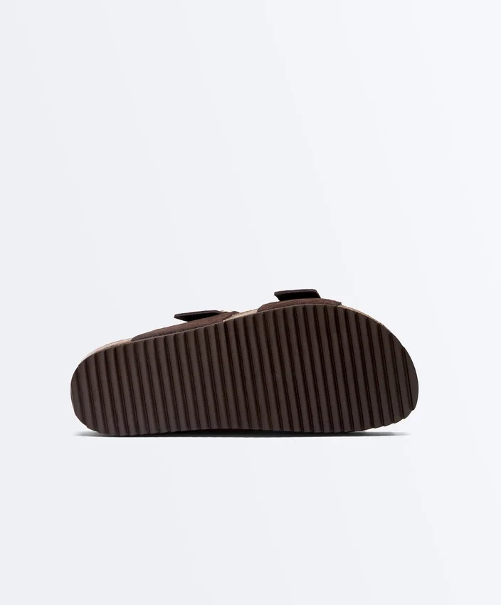Chanclas de piel serraje con hebilla Chanclas de piel serraje con hebilla