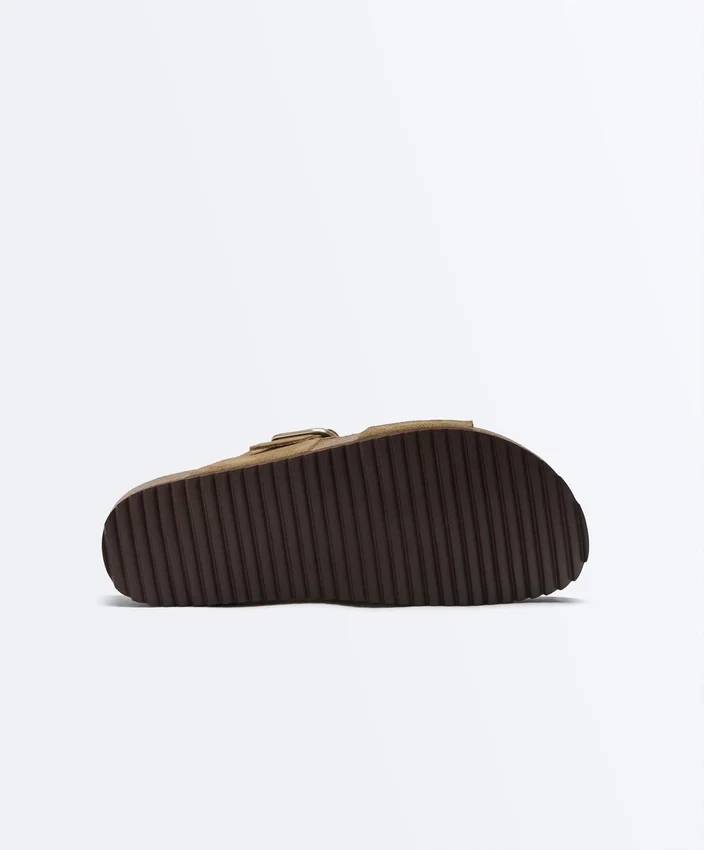 Chanclas de piel serraje con hebilla Chanclas de piel serraje con hebilla