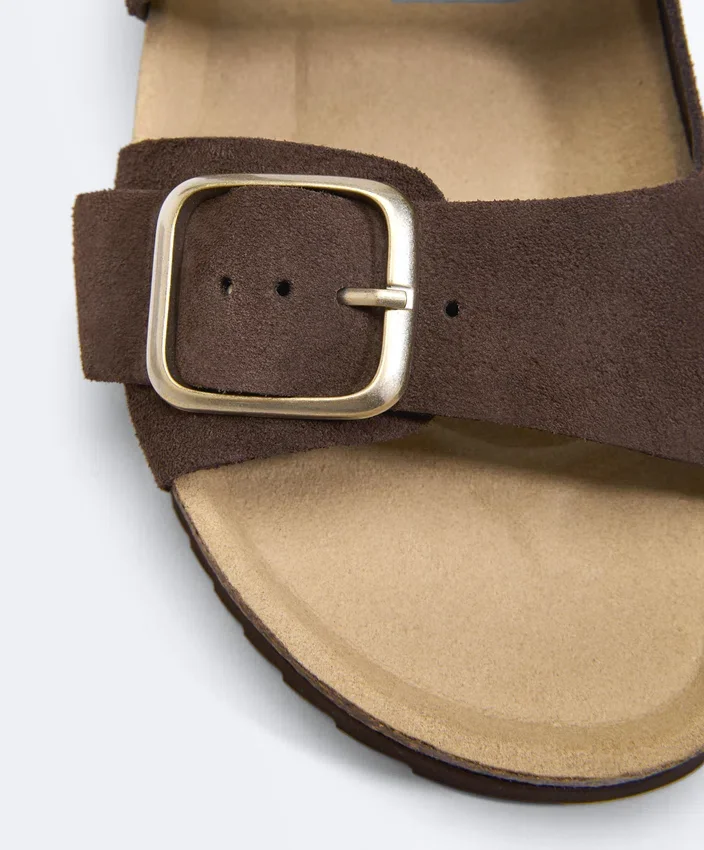 Chanclas de piel serraje con hebilla Chanclas de piel serraje con hebilla