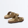 Chanclas de piel serraje con hebilla Chanclas de piel serraje con hebilla