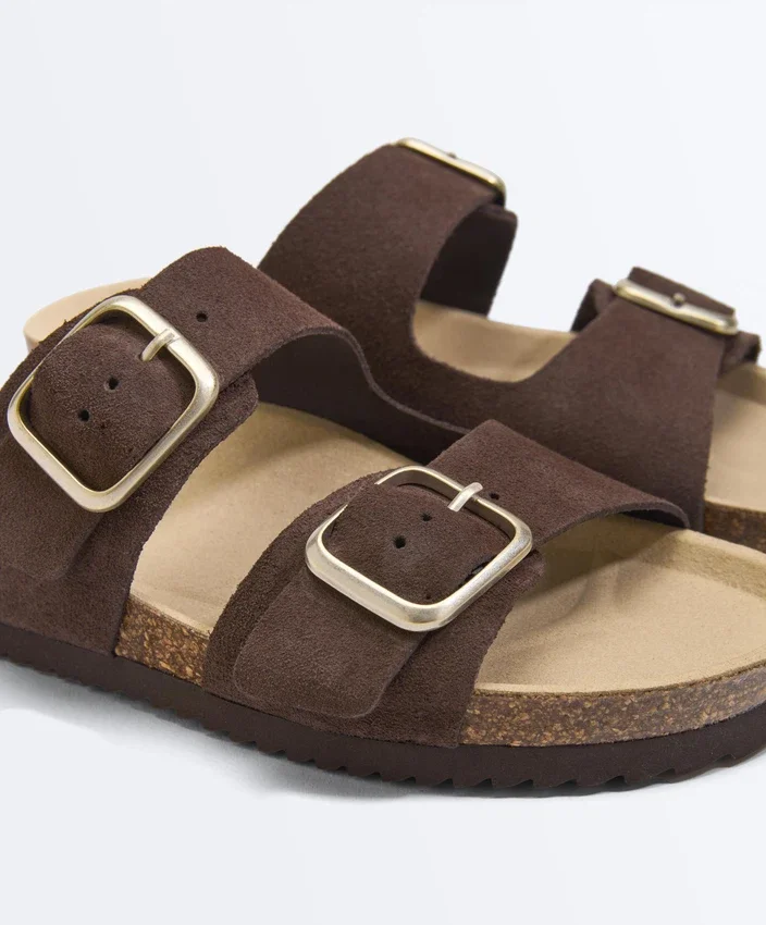 Chanclas de piel serraje con hebilla Chanclas de piel serraje con hebilla