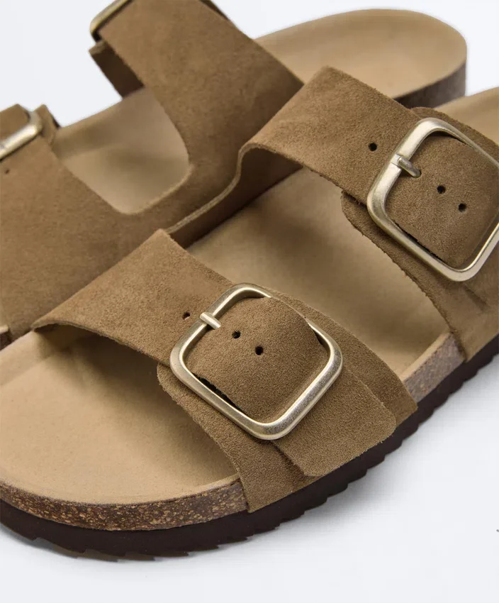 Chanclas de piel serraje con hebilla Chanclas de piel serraje con hebilla