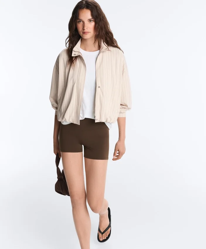 Chaqueta a rayas con bajo fruncido Chaqueta a rayas con bajo fruncido