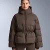 Chaqueta acolchada ligera con un relleno resistente al agua compuesto por un 80 % de plumón y un 20 % de Minardi Piume Ski.